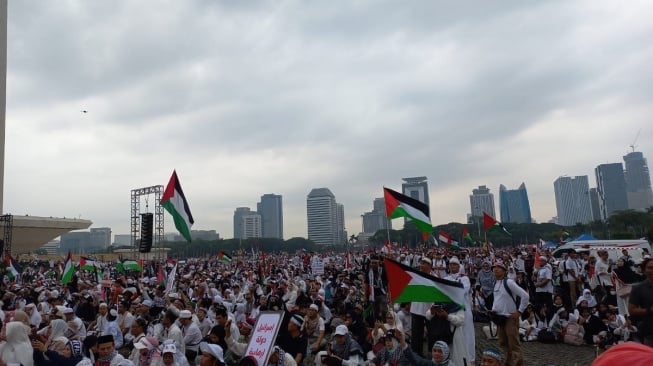 Ribuan massa hadiri Aksi Akbar Aliansi Rakyat Indonesia Bela Palestina di Monas, Gambir, Jakarta Pusat, Minggu (5/11/2023). [Suara.com/Yasir]