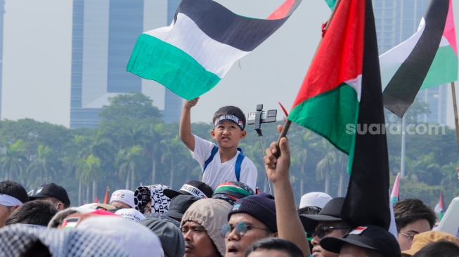 Massa saat mengikuti Aksi Damai Bela Palestina di Monas, Jakarta, Minggu (5/11/2023). [Suara.com/Alfian Winanto]