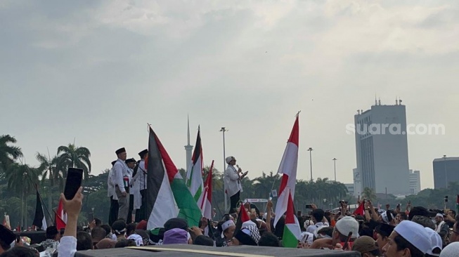 Menlu Retno Marsudi membacakan puisi buatannya berjudul 'Palestina Saudaraku' dalam Aksi Akbar Aliansi Rakyat Indonesia Bela Palestina di Monas, Gambir, Jakarta Pusat, pada Minggu (5/11/2023). [Suara.com/Muhammad Yasir]