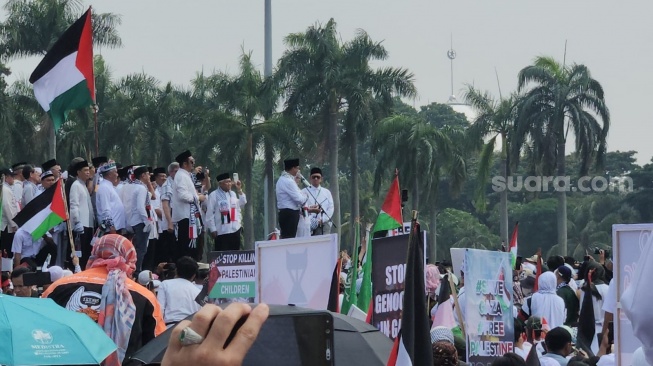 Bakal Calon Presiden (Bakal Calon Presiden (Bacapres) dari Koalisi Perubahan, Anies Baswedan menghadiri Aksi Akbar Aliansi Rakyat Indonesia Bela Palestina di silang barat kawasan Monumen Nasional (Monas), Jakarta Pusat, Minggu (5/11/2023). [Suara.com/Fakhri Fuadi Muflih] 