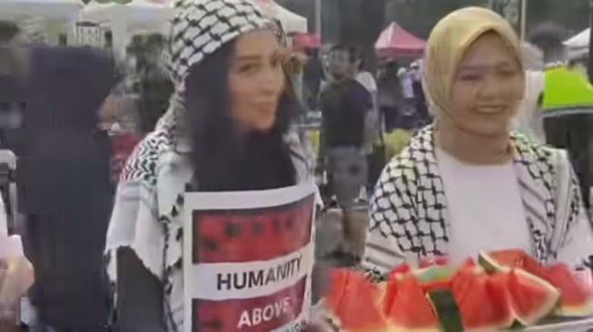 Rachel Vennya (Rev) saat bagi-bagi semangka saat aksi bela Palestina (Instagram/@rachel Vennya)