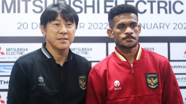 Ricky Kambuaya bersama pelatih Shin Tae Yong (dok. pssi.org)