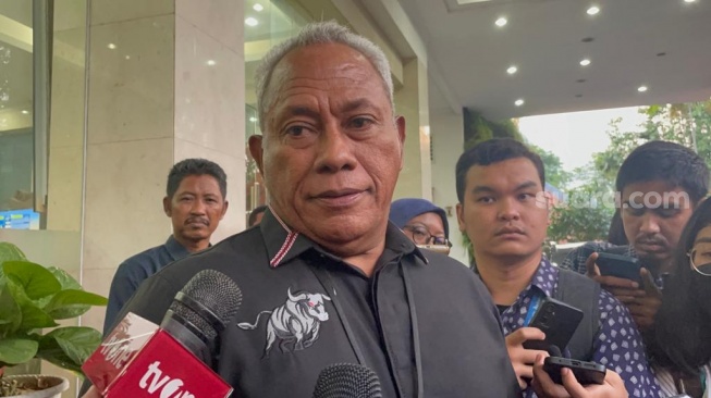 Ketua DPP PDI Perjuangan (PDIP) Bidang Kehormatan, Komarudin Watubun di Kantor DPP PDIP, Jakarta Pusat, Senin (6/11/2023). (Suara.com/Bagaskara)