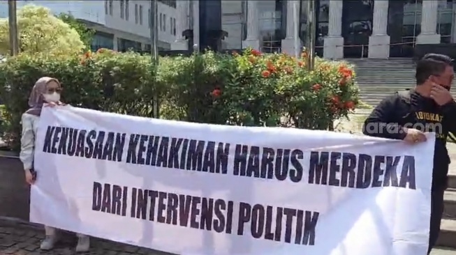 Demo Tolak Hak Angket DPR ke MK, Praktisi hingga Mahasiswa Tutup Mulut Pakai Lakban