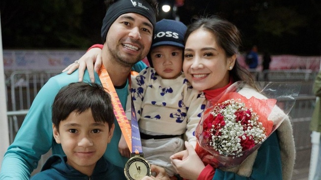 Raffi Ahmad was welcomed by his wife, Nagita Slavina and two sons: Rafathar and Rayyanza after completing a marathon in New York, United States.  (Instagram)