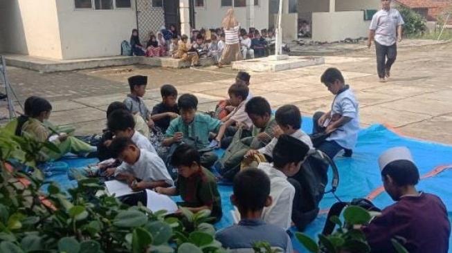 Bikin Sesak Dada, Murid SDN Ciampea Bogor Belajar Beralaskan Terpal Tanpa Atap Gegara Bangunan Sekolah Rusak