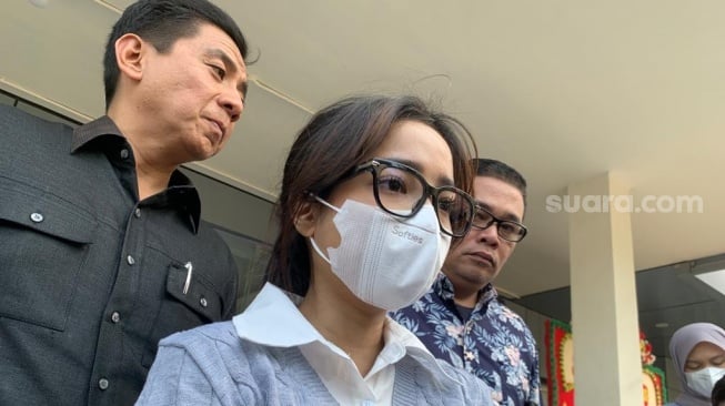 Fuji dan kuasa hukumnya, Sandy Arifin mendatangi Polres Metro Jakarta Barat terkait laporan kasus penggelapan dana,  Senin (6/11/2023) [Suara.com/Tiara Rosana]