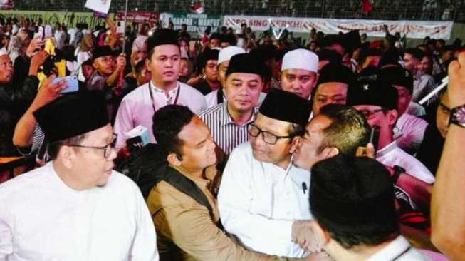 Mahfud MD Dapat 'Serangan' Dadakan dari Pria Berjenggot, Ekspresinya Disorot: Geli-Geli Gimana Gitu