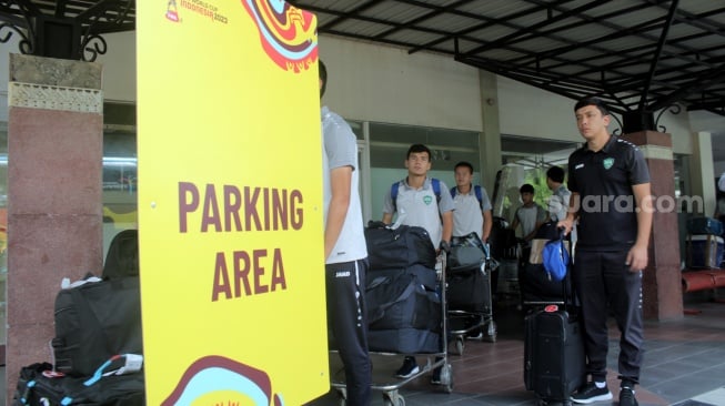 Para pemain Timnas Uzbekistan U-17 tiba di Bandara Adi Soemarmo, Boyolali, Senin (6/11/2023) untuk menghadapi Piala Dunia U-17 2023. [Suara.com/Ronald Seger Prabowo]