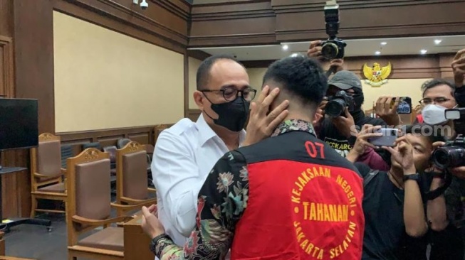 Tangis Pecah saat Anaknya jadi Saksi di Sidang, Rafael Alun Peluk Erat Mario Dandy