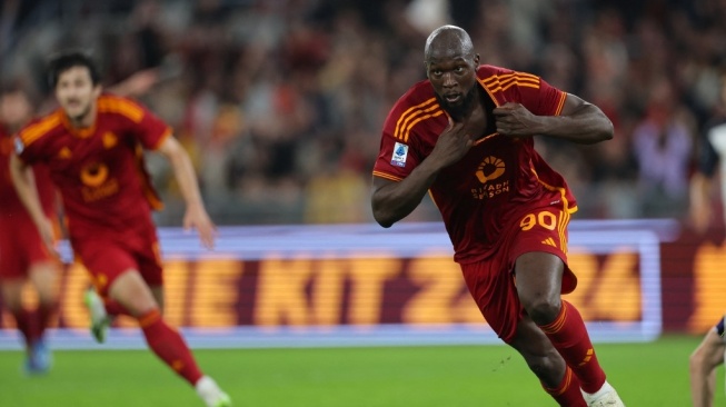AS Roma striker Romelu Lukaku celebrates after scoring his team's second goal in the final minutes of matchday 11 of the 2023-2024 Italian League between AS Roma vs Lecce at the Stadio Olimpico, Rome, on Monday (6/11/2023) early morning WIB.  (Doc. AFP)