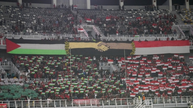 Dukungan suporter Timnas Indonesia untuk Palestina di Stadion Gelora Bung Tomo, Surabaya (Dok. PSSI).