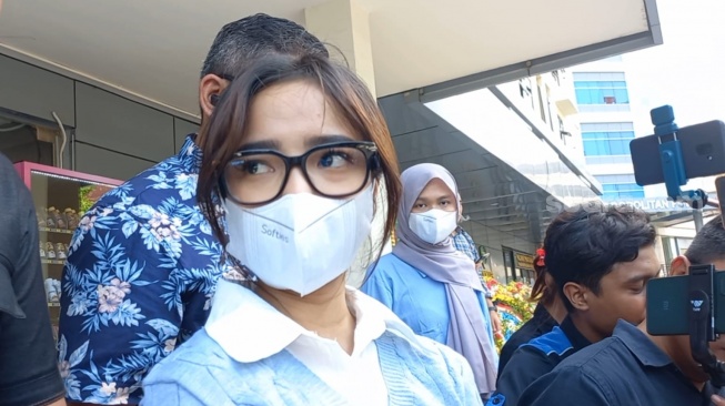 Fuji dan kuasa hukumnya, Sandy Arifin mendatangi Polres Metro Jakarta Barat terkait laporan kasus penggelapan dana,  Senin (6/11/2023) [Suara.com/Tiara Rosana]