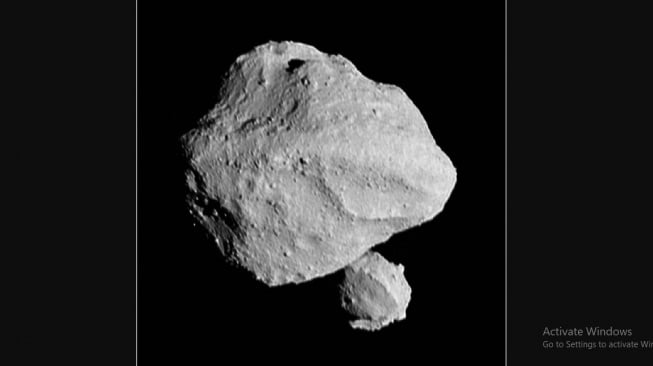 Pasangan asteroid biner dan Dinky, yang bernama asli Dinkinesh. [NASA]