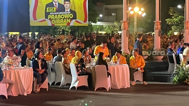 Gubernur Jawa Timur Khofifah Indar Parawansa (kerudung kuning) hadir pada acara HUT ke-59 Partai Golkar di DPP Partai Golkar, Slipi, Jakarta Barat, Senin (6/11/2023) malam. [Suara.com/Novian]