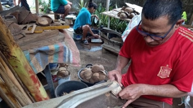 Mengolah Limbah Batok Kelapa jadi Benda Seni Bernilai Tinggi di Sulawesi Utara