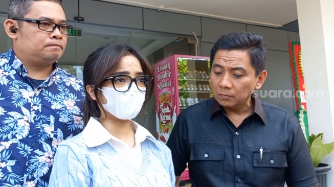 Fuji dan kuasa hukumnya, Sandy Arifin mendatangi Polres Metro Jakarta Barat terkait laporan kasus penggelapan dana,  Senin (6/11/2023) [Suara.com/Tiara Rosana]