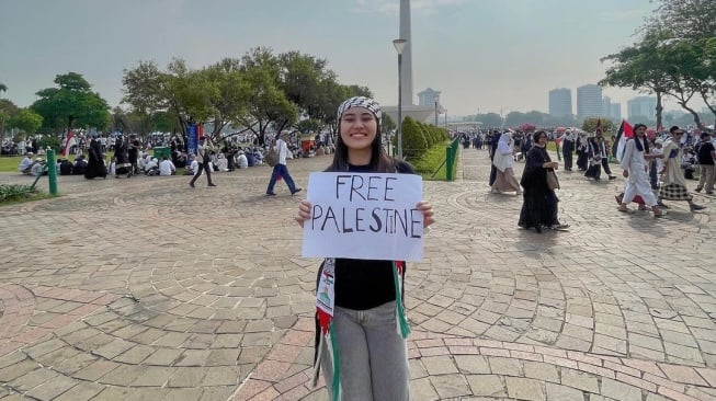 Artis Ikut Aksi Bela Palestina di Monas. (Instagram/aaliyah.massaid)