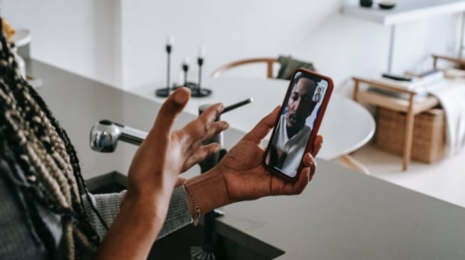 Wahai Anak Perantau, Jangan Risih Ketika Ibumu Ingin Video Call Denganmu