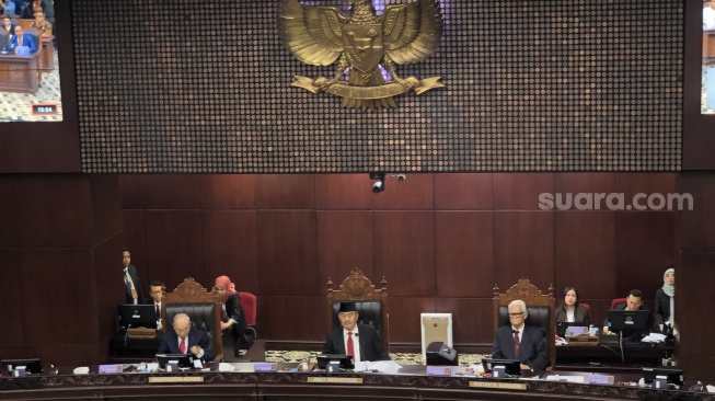 Majelis Kehormatan Mahkamah Konstitusi (MKMK) menyatakan sembilan Hakim Konstitusi melanggar kode etik dan pedoman perilaku hakim. Semuanya dijatuhi sanksi berupa teguran lisan. (Suara.com/Dea)