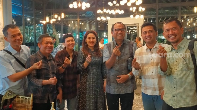 Para jurnalis berfoto bersama Valentina Chai, Direktur Keuangan FIFGROUP, dan Setia Budi Tarigan, Direktur Operasional FIFGROUP [FIFGROUP/CNR ukirsari].