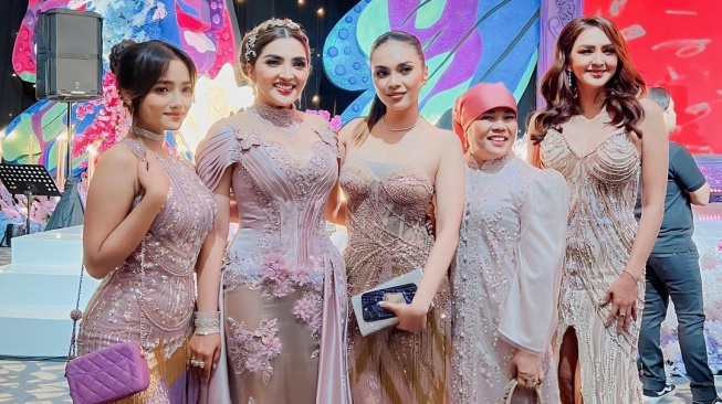 Fuji, Violenzia Jeanette, Donna Agnesia, dan Dewi Zuhriati menghadiri acara ulang tahun ke-40 Ashanty, Minggu (5/11/2023). [Instagram]