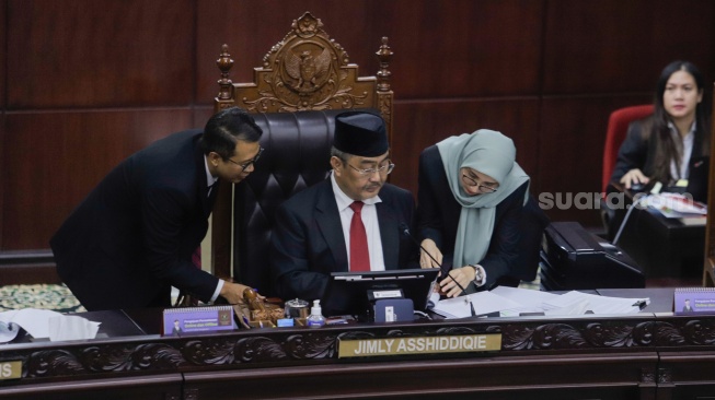 Ketua Majelis Kehormatan Mahkamah Konstitusi (MKMK) Jimly Asshiddiqie saat memimpin sidang putusan etik di Gedung MK, Jakarta, Selasa (7/11/2023). [Suara.com/Alfian Winanto]