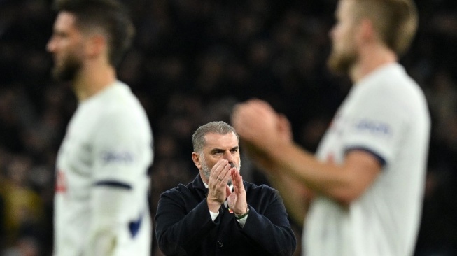 Pelatih Tottenham Hotspur, Ange Postecoglou memberikan aplaus pada suporter pada laga Liga Inggris kontra Chelsea di Stadion Tottenham Hotspur, London, Selasa (7/11) dini hari WIB. [Glyn KIRK / AFP]