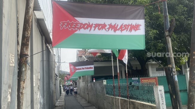 Awalnya Tak Peduli Perang di Gaza, Pak RT Jelasakan Alasan Warga Palmerah Kompak Pasang Bendera Palestina