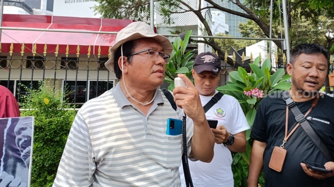 Koordinator Lapangan Koalisi Rakyat Sipil Kawal MK Carry Greant. (Suara.com/Dea)