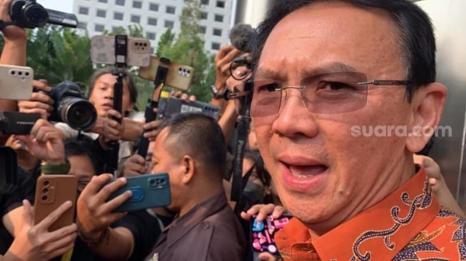 Komisaris PT Pertamina, Basuki Tjahaja Purnama alias Ahok usai menjalani di KPK terkait kasus dugaan korupsi yang melibatkan mantan Dirut Pertamina Galaila Karen Agustiawan. (Suara.com/Yaumal)