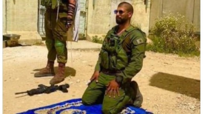 Foto Tentara Israel Salat Disebut Gimmick, Warganet Salfok ke Sepatu dan Kacamata