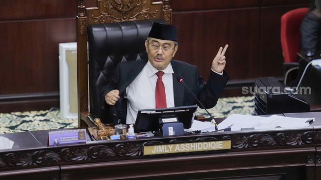 Ketua Majelis Kehormatan Mahkamah Konstitusi (MKMK) Jimly Asshiddiqie saat memimpin sidang putusan etik di Gedung MK, Jakarta, Selasa (7/11/2023). [Suara.com/Alfian Winanto]