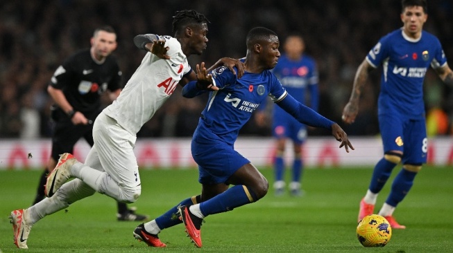 Gelandang Tottenham Hotspur Yves Bissouma melakukan pelanggaran terhadap gelandang Chelsea Moises Caicedo pada laga pekan ke-11 Liga Inggris 2023-2024 antara Tottenham Hotspur vs Chelsea di Stadion Tottenham Hotspur di London, pada 6 November 2023. Glyn KIRK / AFP.