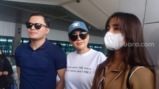 Dokter Oky Pratama, Nikita Mirzani dan Fuji saat ditemui di Bandara Soekarno Hatta, Cengkareng, Tangerang pada Selasa (7/11/2023) [Suara.com/Rena Pangesti]