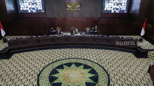 Suasana jalannya sidang putusan etik Mahkamah Konstitusi di Gedung MK, Jakarta, Selasa (7/11/2023). [Suara.com/Alfian Winanto]