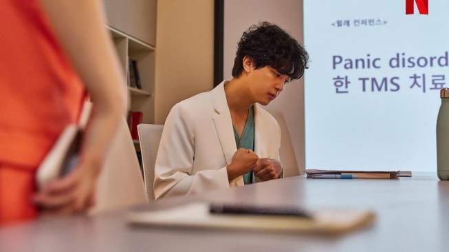 Adu Gaya Yeon Woo Jin dan Jang Dong Yoon di Daily Dose of Sunshine (Instagram/@netflixkcontent)