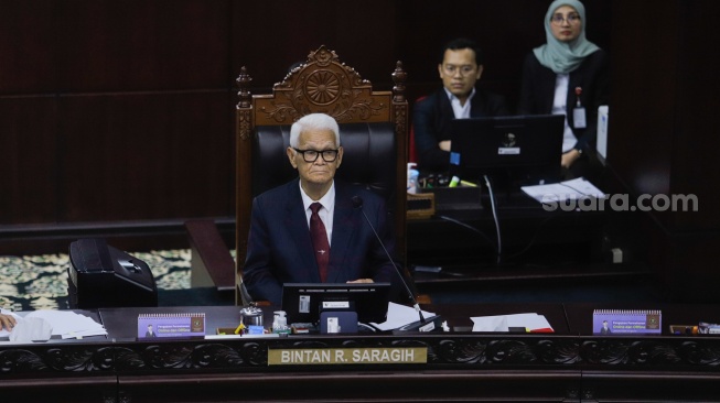 Anggota Majelis Kehormatan Mahkamah Konstitusi (MKMK) Bintan R Saragih saat memimpin sidang putusan etik di Gedung MK, Jakarta, Selasa (7/11/2023). [Suara.com/Alfian Winanto]