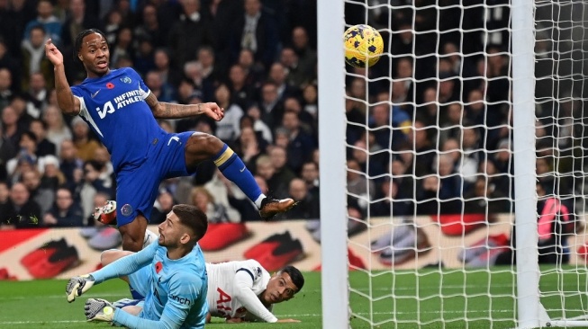 Gelandang Chelsea, Raheem Sterling mencetak gol yang kemudian dianggap offside selama pertandingan pekan ke-11 Liga Inggris 2023-2024 antara Tottenham Hotspur vs Chelsea di Stadion Tottenham Hotspur di London, pada 6 November 2023.Glyn KIRK / AFP.