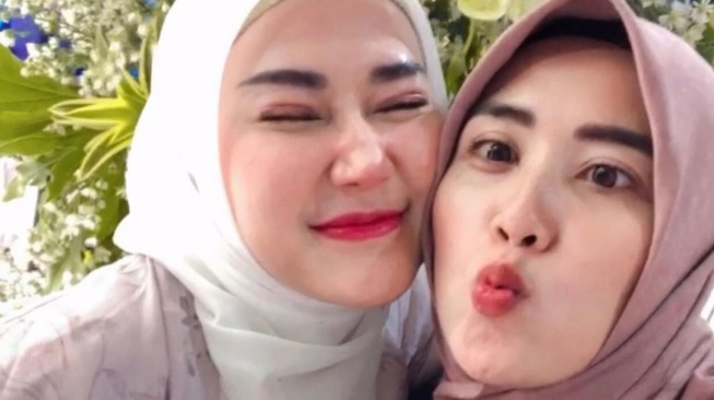 Marissya Icha bersama perempuan yang diduga pemilik akun Instagram @hay_tje. [Instagram]