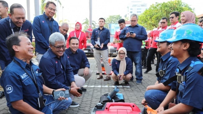 Direktur Network & IT Solution Telkom Herlan Wijanarko (sisi kiri, tengah) bersama jajaran senior leaders TelkomGroup mengecek kesiapan teknisi & petugas lapangan dalam Apel Kesiapan Kerja TelkomGroup untuk event Turnamen Dunia FIFA U-17 World Cup Indonesia 2023, di Jakarta Senin (6/11/2023). [Telkom Indonesia]