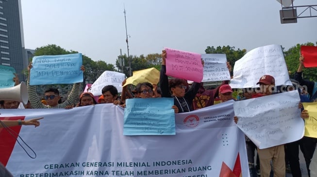 Sejumlah Pendukung Prabowo-Gibran Unjuk Rasa Jelang Putusan MKMK, Bawa Poster 'Aku Padamu MK'