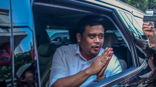 Wali Kota Medan Bobby Nasution memberi salam dari dalam mobil usai melakukan pertemuan tertutup dengan Ketua Bidang Kehormatan DPP PDI Perjuangan Komarudin Watubun di Kantor DPP PDI Perjuangan, Jakarta, Senin (6/11/2023). Pertemuan Bobby Nasution dengan Komarudin Watubun tersebut terkait dukungan Wali Kota Medan kepada pasangan Prabowo - Gibran dalam kontestasi pada Pilpres 2024. ANTARA FOTO/Galih Pradipta/tom.