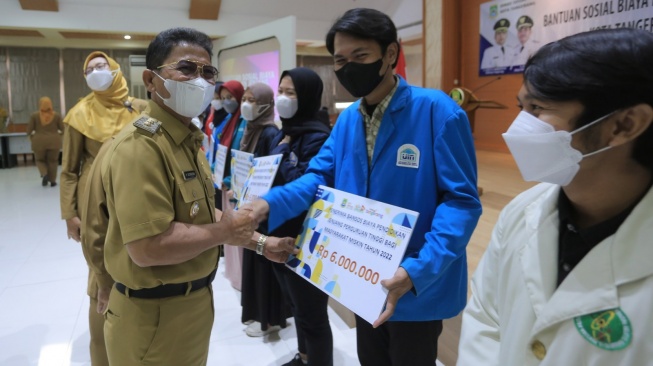 Wakil Wali Kota Tangerang Sachrudin secara simbolis menyertakan bansos mahasiswa, Selasa (7/11/2023). [Dok Pemkot Tangerang]