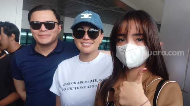 Dokter Oky Pratama, Nikita Mirzani dan Fuji saat ditemui di Bandara Soekarno Hatta, Cengkareng, Tangerang pada Selasa (7/11/2023) [Suara.com/Rena Pangesti]