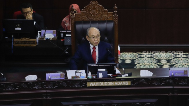 Anggota Majelis Kehormatan Mahkamah Konstitusi (MKMK) Wahiduddin Adams saat memimpin sidang putusan etik di Gedung MK, Jakarta, Selasa (7/11/2023). [Suara.com/Alfian Winanto]