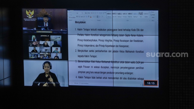 Suasana jalannya sidang putusan etik Mahkamah Konstitusi di Gedung MK, Jakarta, Selasa (7/11/2023). [Suara.com/Alfian Winanto]