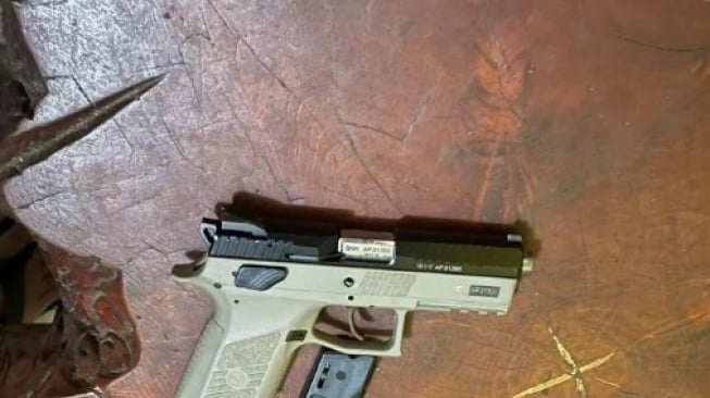 Barang bukti pistol yang diduga dipakai ASN BNN untuk menganiaya pemotor di Cawang. (tangkapan layar/instagram)