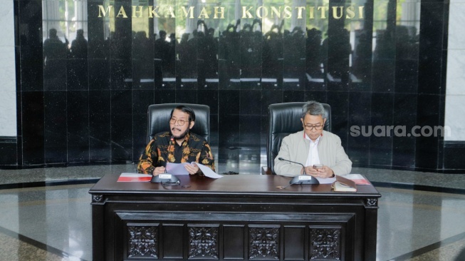 Mantan Ketua Mahkamah Konstitusi Anwar Usman saat memberikan keterangan pers di Gedung MK, Jakarta, Rabu (8/11/2023). [Suara.com/Alfian Winanto]