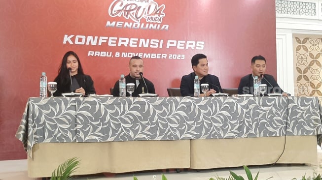 Konferensi pers bersama Ketua Umum PSSI Erick Thohir, legenda sepakbola Belgia Radja Nainggolan, dan pemain Timnas Indonesia Wanita Sabreena Dreesler, Rabu (8/11/2023) sore (Suara.com/Adie Prasetyo Nugraha).